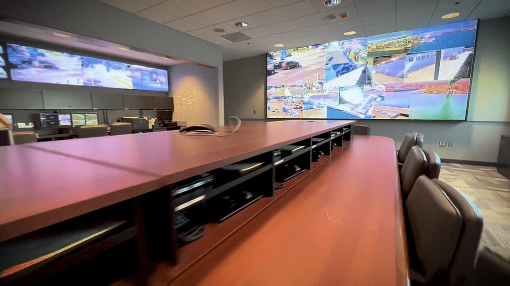 PORT-OF-LA_ROOM
